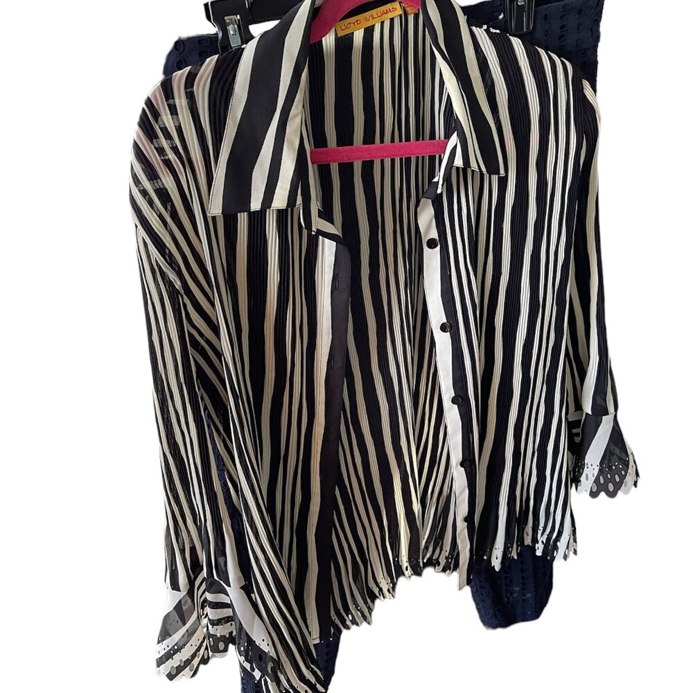 Lloyd Wiliams Blue & White 3/4 Lasercut Bell Sleeve Blouse